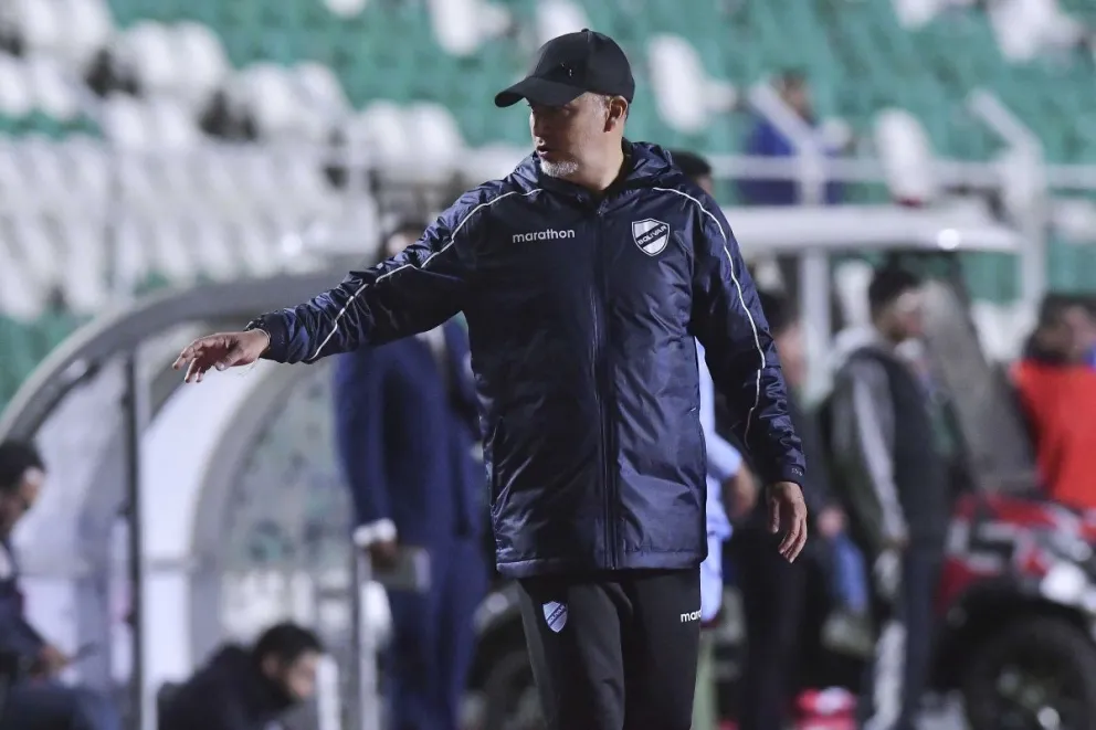 Flavio Robatto, el técnico de Bolívar, conversa con sus asistentes durante el partido con Independiente. Foto: APG