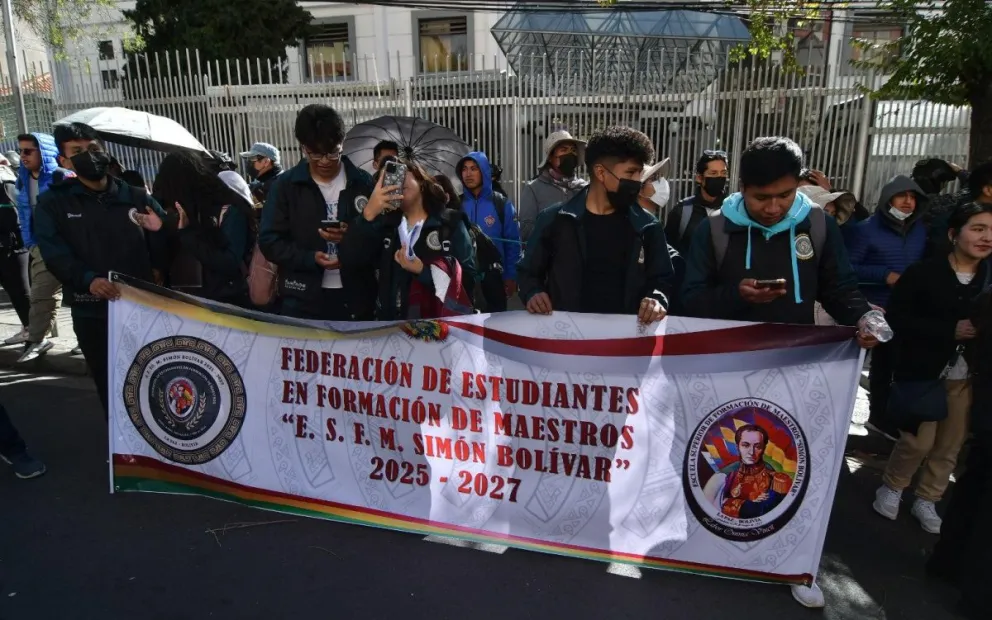 Estudiantes de Escuelas Superior de Formación de Maestros protestaron en inmediaciones del Ministerio de Educación. Foto: APG