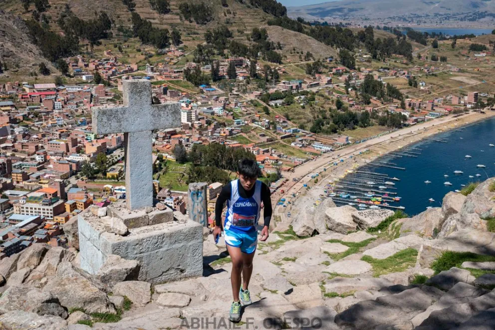 Un atleta pasa por el Calvario de Copacabana. Foto: Skyrunning Bolivia.