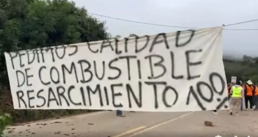 Un punto de bloqueo en los valles cruceños. Foto: Captura de imagen de TV OFF TRavel