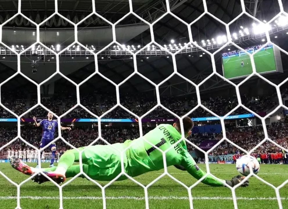 La gran atajada de Livakovic para clasificar a Croacia a cuartos. Foto: FIFA