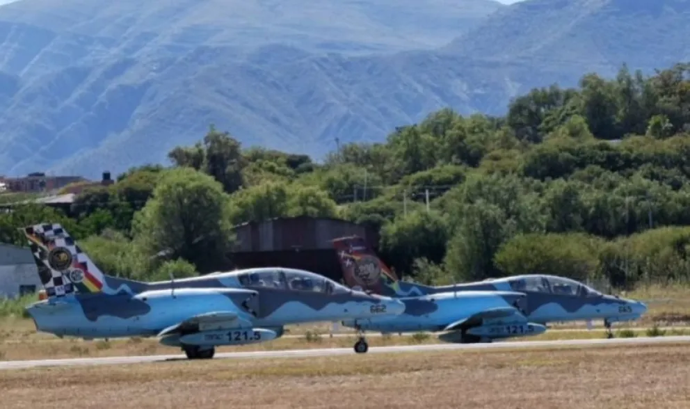 Dos aviones caza K-8 en Tarija. Foto tomada de la cuenta en RRSS del presidente Rodrigo Paz 