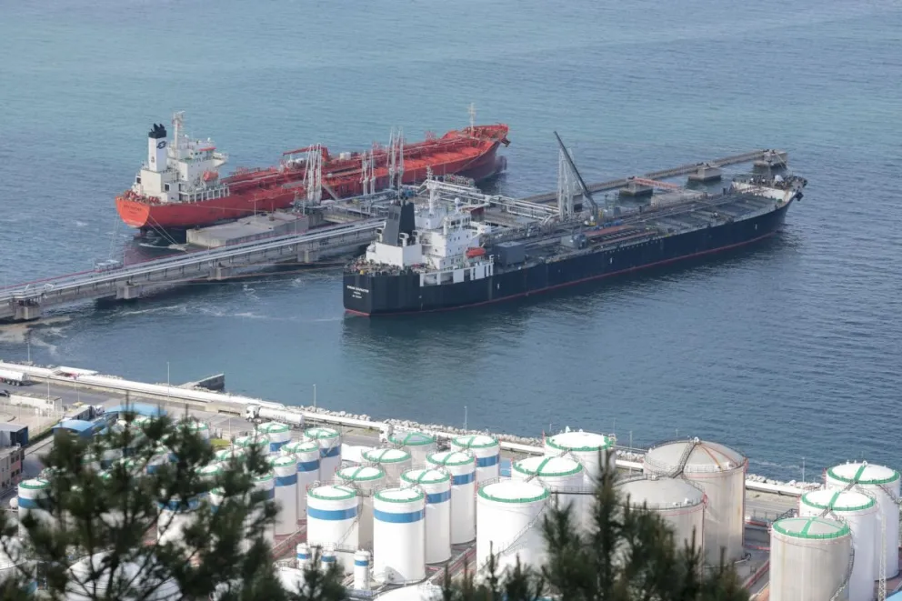  Los barcos petroleros químicos Bow Panther (i) y Ionian Navigator en el puerto de Bilbao. Foto: EFE
