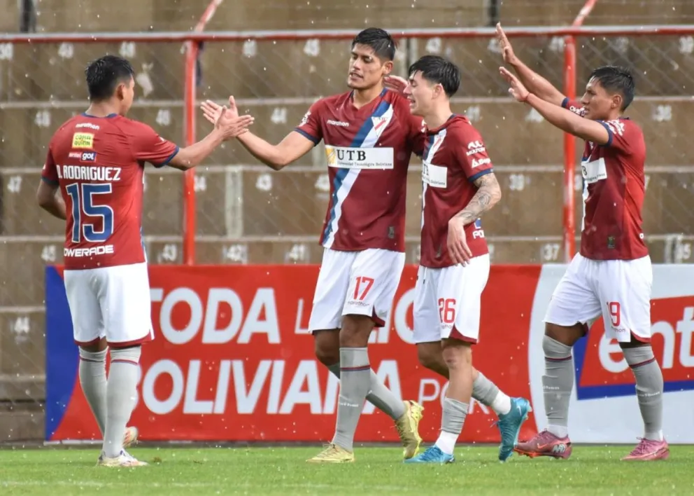 Nava y Mamani (centro) celebran con sus compañeros el gol con el que Always le ganó a Oriente. Foto: Agencia Marka Registrada