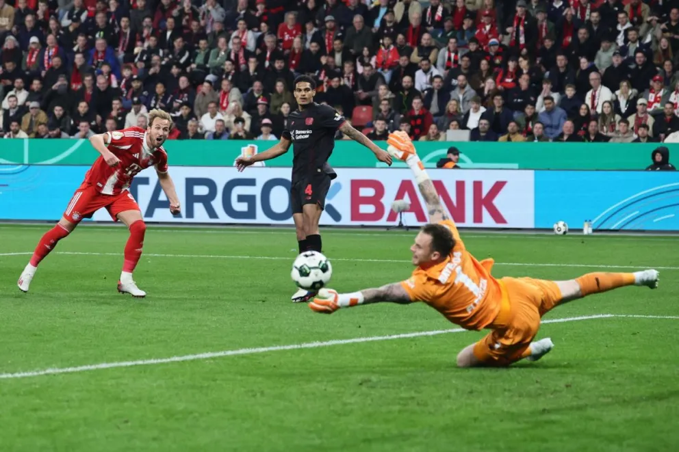 El inglés Harry Kane (izq.), del Bayern, convierte su tanto frente al Leverkusen. Foto: EFE.