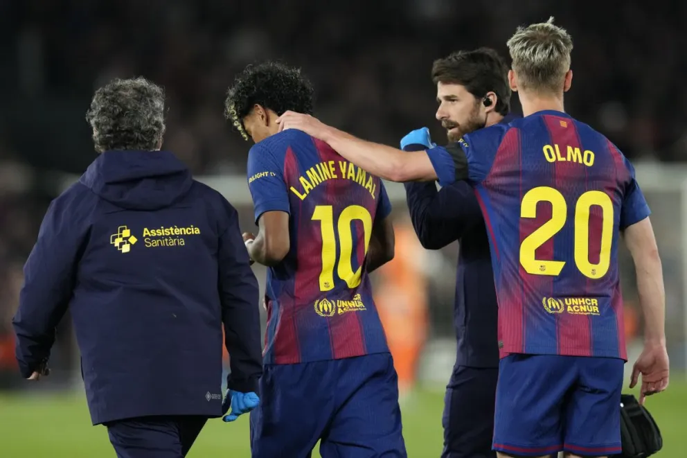  Lamine Yamal (10), jugador del Barcelona, se retira lesionado durante el partido ante el Celta de Vigo. Foto: EFE