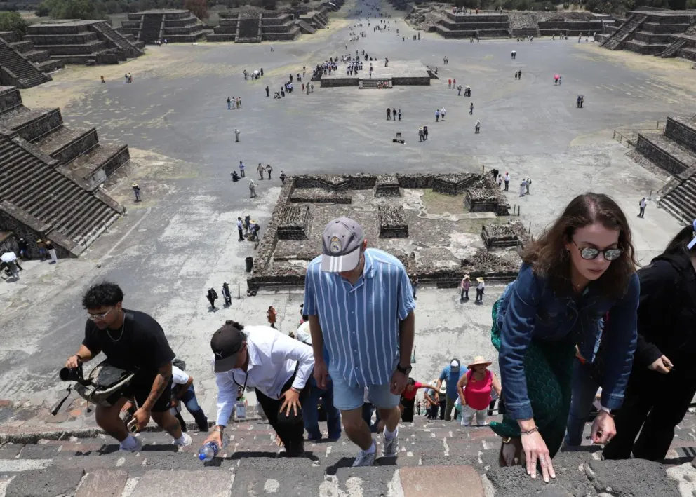 Turistas realizan recorridos este miércoles en la Zona Arqueológica de Teotihuacán, en el Estado de México (México). Foto: EFE