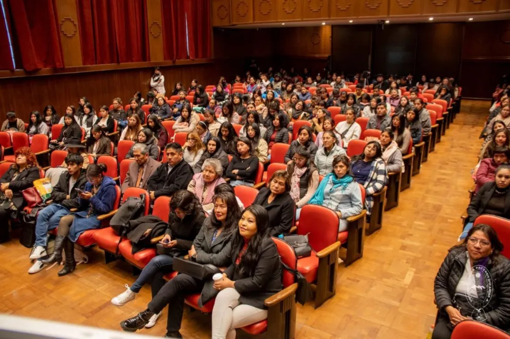 Esta decisión, asumida en sesión del Honorable Consejo Universitario, responde a una realidad documentada por las propias estudiantes. Foto: UMSA