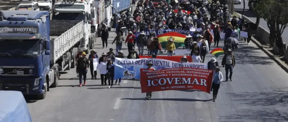 Los choferes de varias regiones protestan por la escasez de combustible y por la distribución de gasolina de mala calidad