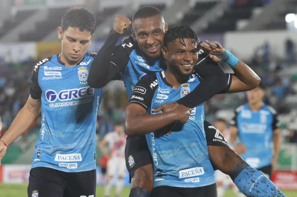 Hinojosa (al frente) festeja con sus compañeros el segundo gol de Blooming. Foto: APG