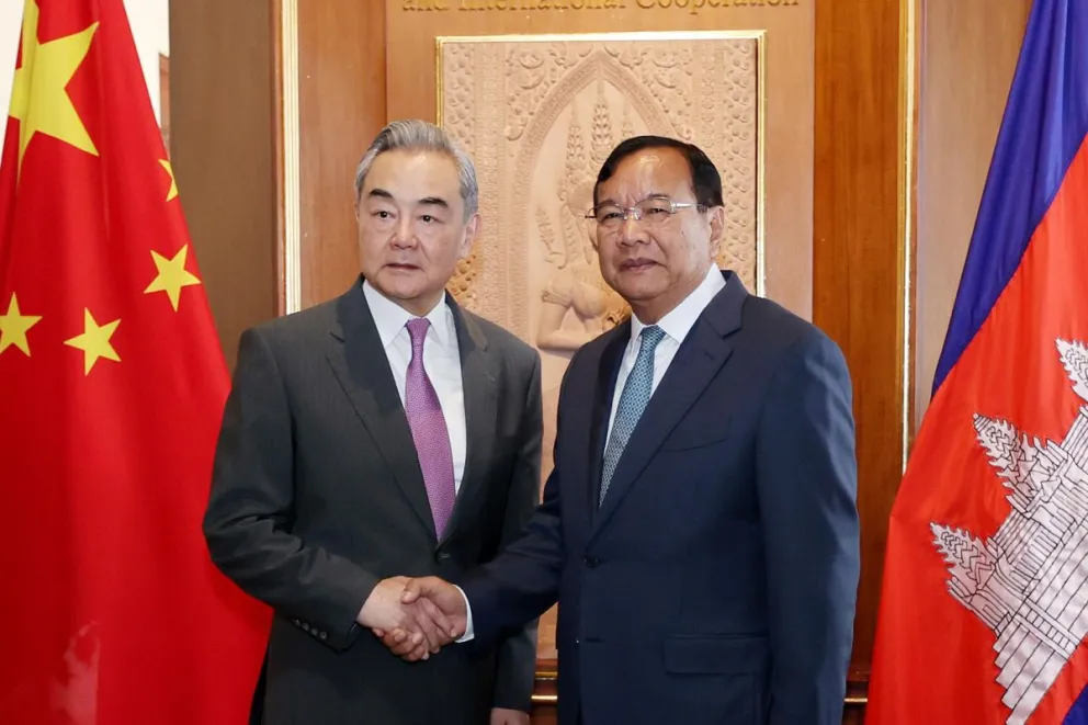 El Ministro de Asuntos Exteriores y Cooperación Internacional de Camboya, Prak Sokhonn (derecha), estrechando la mano del Ministro de Asuntos Exteriores de China, Wang Yi (izquierda). Foto: EFE  