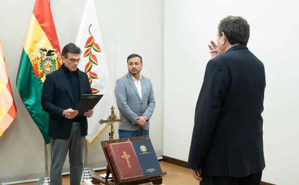 El presidente Rodrigo Paz, el exministro Mauricio Medinaceli y el nuevo ministro Marcelo Blanco. Foto tomada de la cuenta en RRSS del presidente Paz