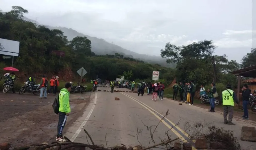 El bloqueo que se reportó en la carretera a los valles cruceños. Foto: Prensa Comarapa Digital
