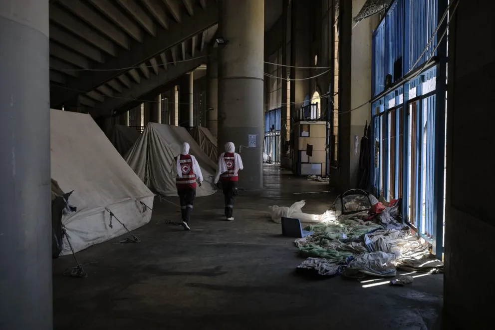 Al cumplirse una semana del anuncio de un alto el fuego con Israel, Mohamad Nazha aún comparte una tienda de campaña con su familia en el estadio Camille Chamoun de Beirut, incapaz de confiar en el futuro de la medida. Foto: EFE 