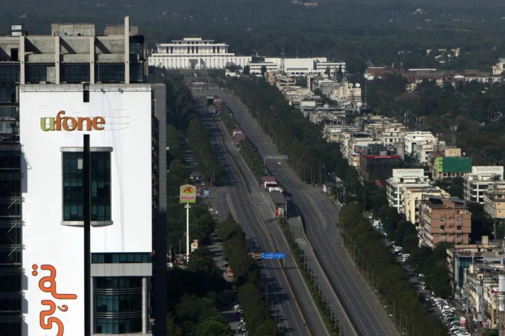 Una vista aérea de Islamabad muestra una carretera que conduce a la Zona Roja, donde se ubican la mayoría de las misiones diplomáticas y oficinas gubernamentales. Foto: EFE 