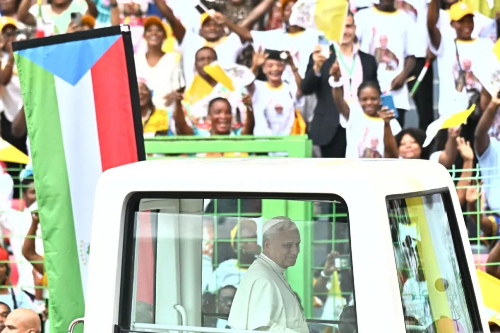 El Papa León XIV llega para oficiar la Santa Misa en el Estadio de Malabo en Malabo, Guinea Ecuatorial, el 23 de abril de 2026. Foto: EFE