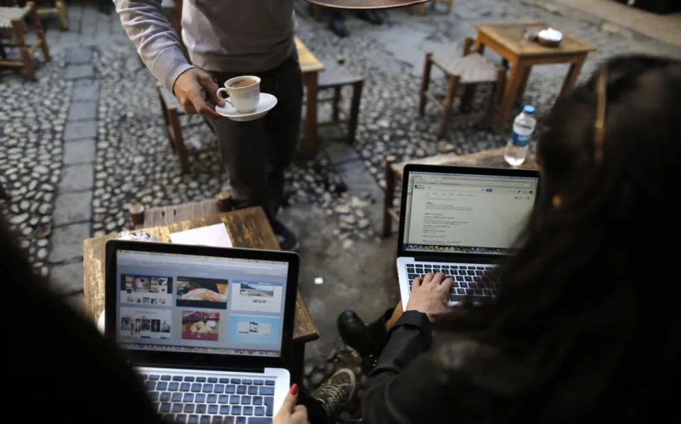 Dos mujeres intentan conectarse a Twitter desde sus portátiles en una cafetería en Estambul (Turquía) en una imagen de archivo. Foto: EFE