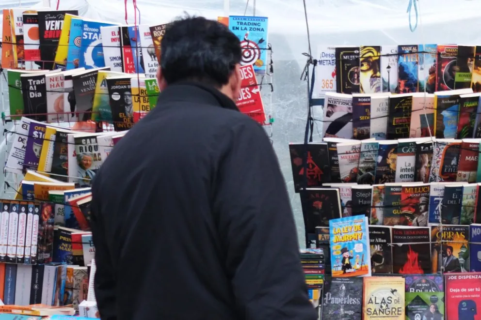 Una persona observa libros este 22 de abril de 2026, en La Paz (Bolivia). Foto: EFE