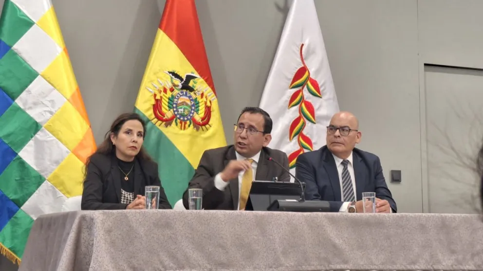 El director de la Oficina Técnica para el Fortalecimiento de la Empresa Pública (OFEP), Pablo Camacho, (c) informa sobre la plataforma abierta. Foto: Visión 360