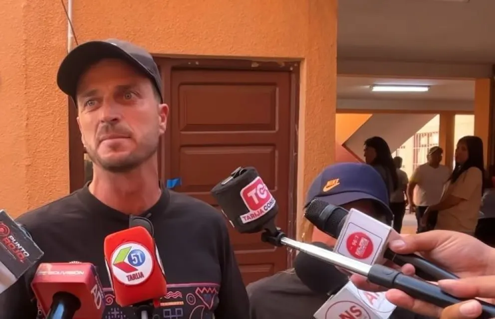 Los dos turistas declaran ante la prensa. Foto: Captura de video 