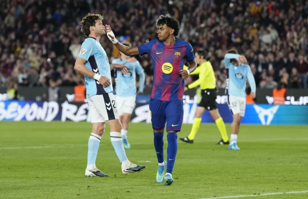 Lamine Yamal pide el cambio tras anotar el penal y lesionarse durante el partido con el Celta de Vigo. Foto: EFE