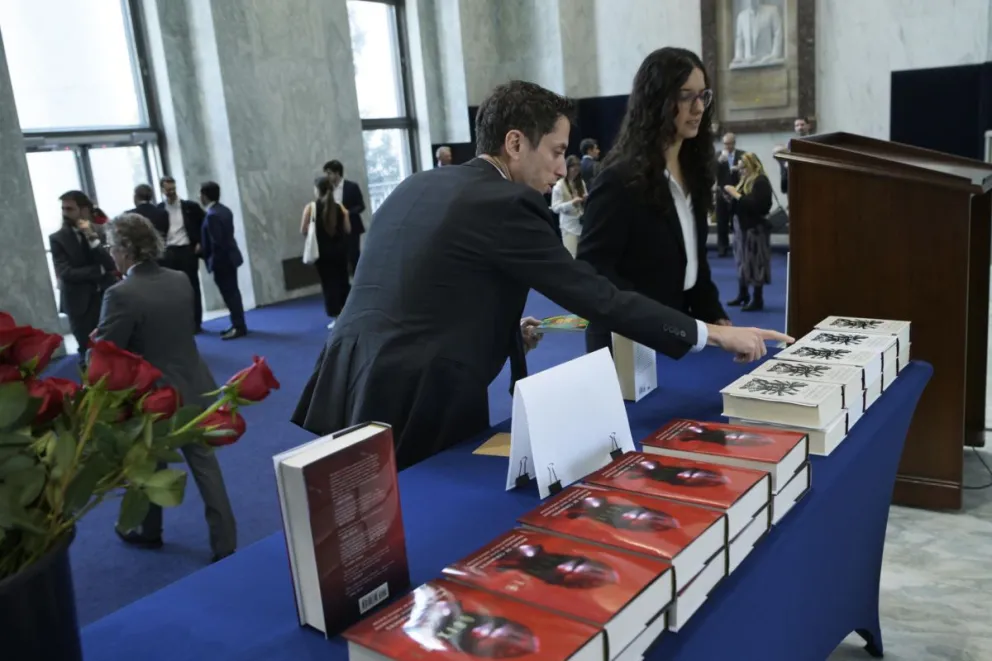 Personas organizan ejemplares de varias ediciones de 'Don Quijote de la Mancha' durante la celebración del Día del Libro este 23 de abril de 2026, en Washington (Estados Unidos). Foto: EFE
