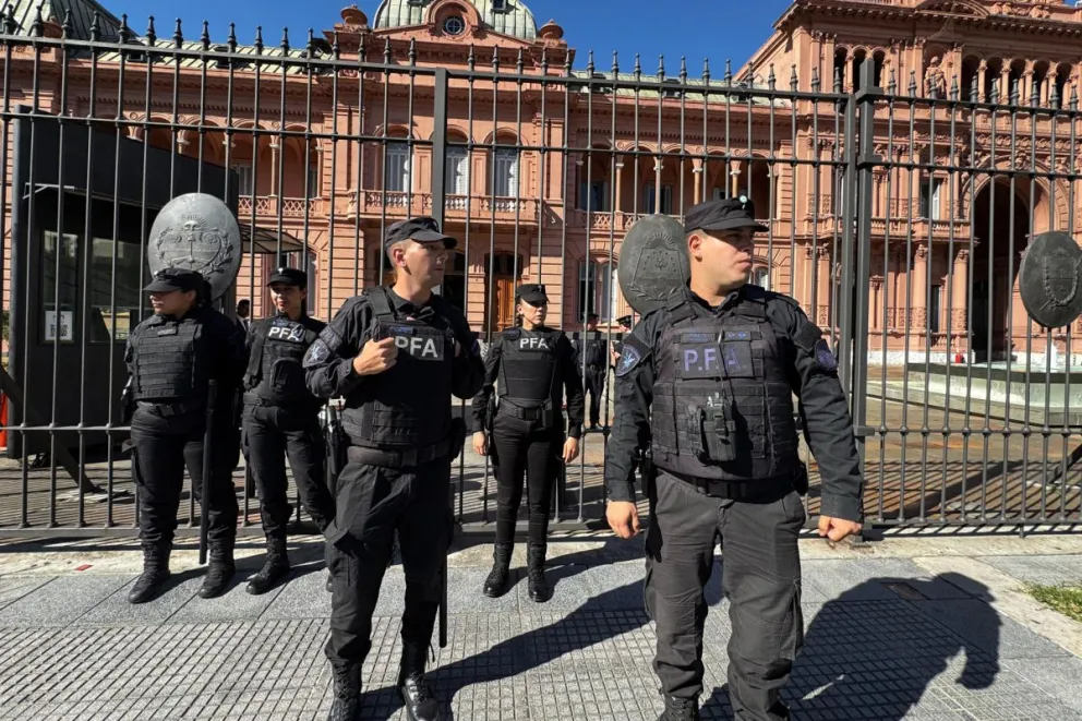 Integrantes de la Policía Federal de Argentina custodian en la entrada de la Casa Rosada este jueves, en Buenos Aires (Argentina). Foto: EFE