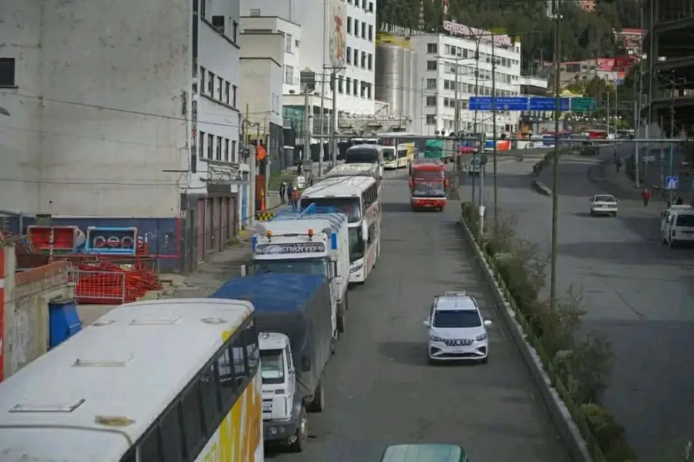Filas de buses a la espera de comprar diésel en un surtidor en La Paz. Foto: Abya Yala