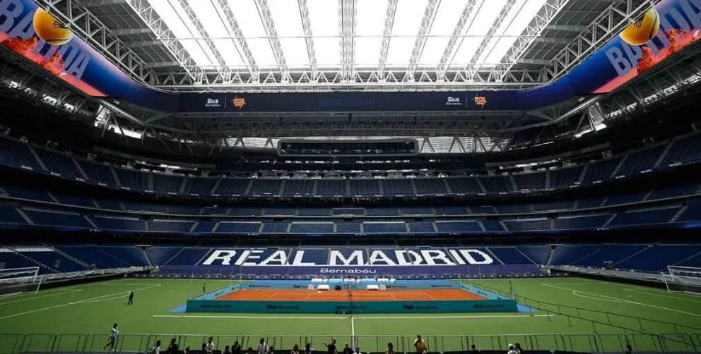 La cancha de tenis que se instaló en el estadio Santiago Bernabéu. Crédito: Club Real Madrid