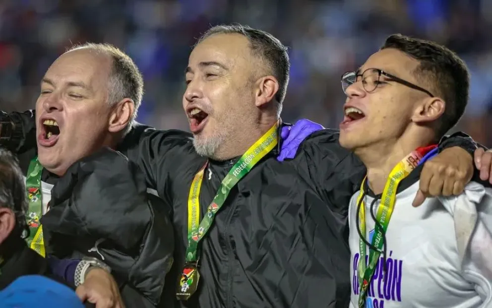 Robatto (centro) celebra por el título nacional que ganó en 2024. Foto: Club Bolívar.