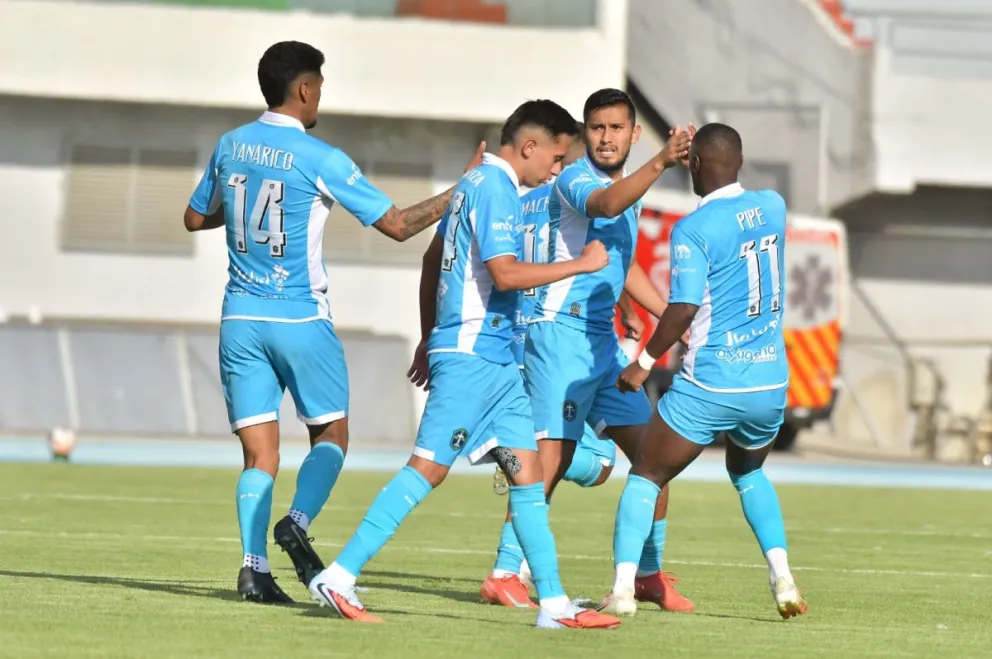 Terrazas (segundo desde la derecha), celebra su gol para San Antonio con sus compañeros. Foto: APG.