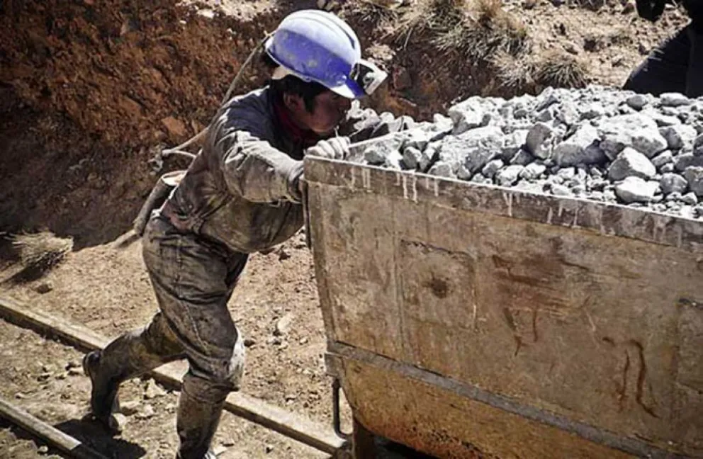 En Potosí, 14 mil menores de edad abandonaron la escuela para trabajar en las minas o dedicarse al juqueo, según la representante defensorial, Jacqueline Alarcón. Foto El Potosí