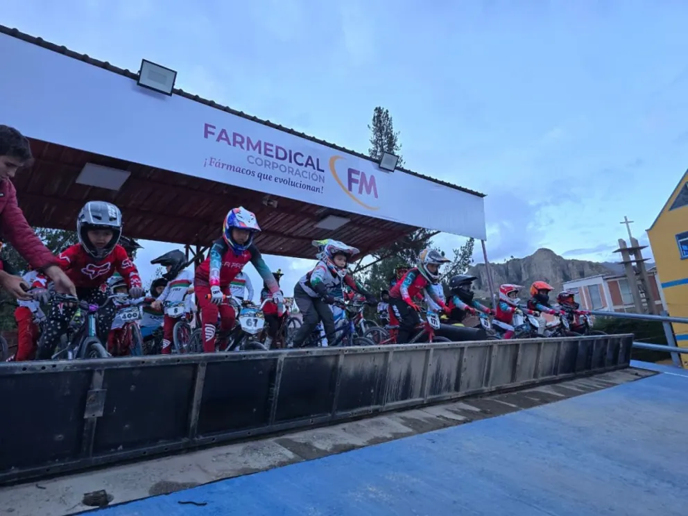 Un grupo de pedalistas durante los entrenamientos oficiales en Achumani. Foto: Ariel Guzmán.