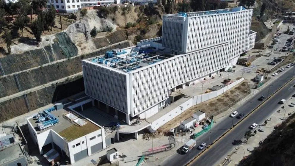 La construcción del Instituto Gastroenterológico fue iniciado sin un respaldo legal, después de seis años, el gabinete ministerial del expresidente Luis Arce aprobó el decreto que regularizó su ejecución. Foto: Ministerio de Salud