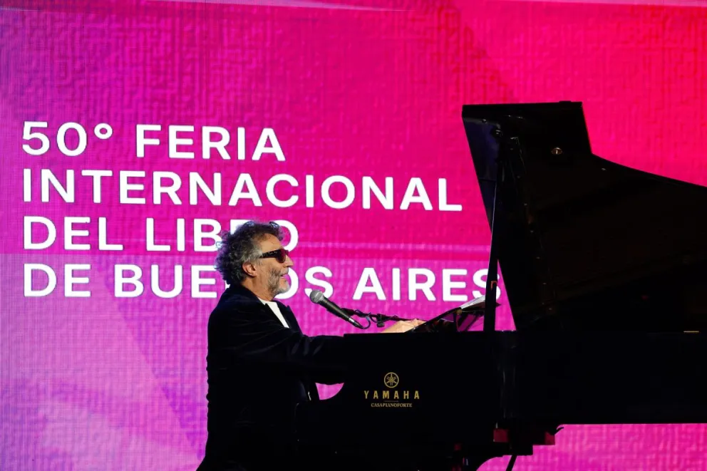 El artista argentino Fito Páez se presenta durante inauguración de la 50ª edición de la Feria Internacional del Libro de Buenos Aires este jueves, en Buenos Aires (Argentina). Foto: EFE