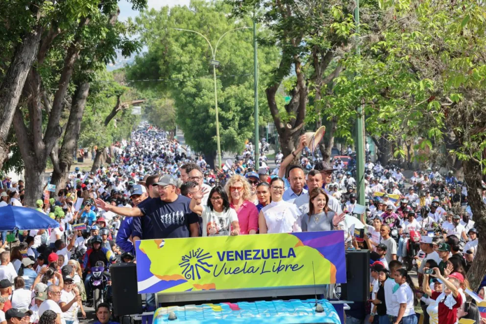 Foto difundida por el Palacio de Miraflores de la presidenta encargada de Venezuela, Delcy Rodríguez (c), durante la peregrinación de trece días que convocó para exigir el fin de las sanciones de Estados Unidos, este jueves en el estado Lara. Foto: EFE