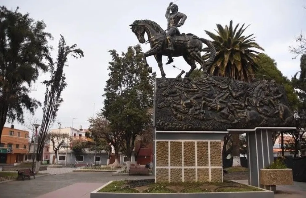 El robo ocurrió en la plaza Uriondo de la urbe tarijeña, entre las 08:30 y las 10:30 del 15 de abril. Foto: tarijaturismo.com