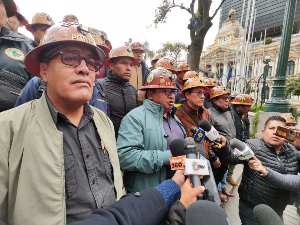 Los cooperativistas mineros, en conferencia de prensa, la tarde de este jueves. Foto: Paulo Lizárraga A.