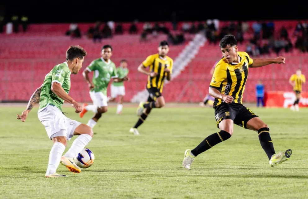 Árabe (der.) de Tomayapo trata de sacarse la marca del defensor atigrado Portuncho. Foto: Agencia Marka Registrada