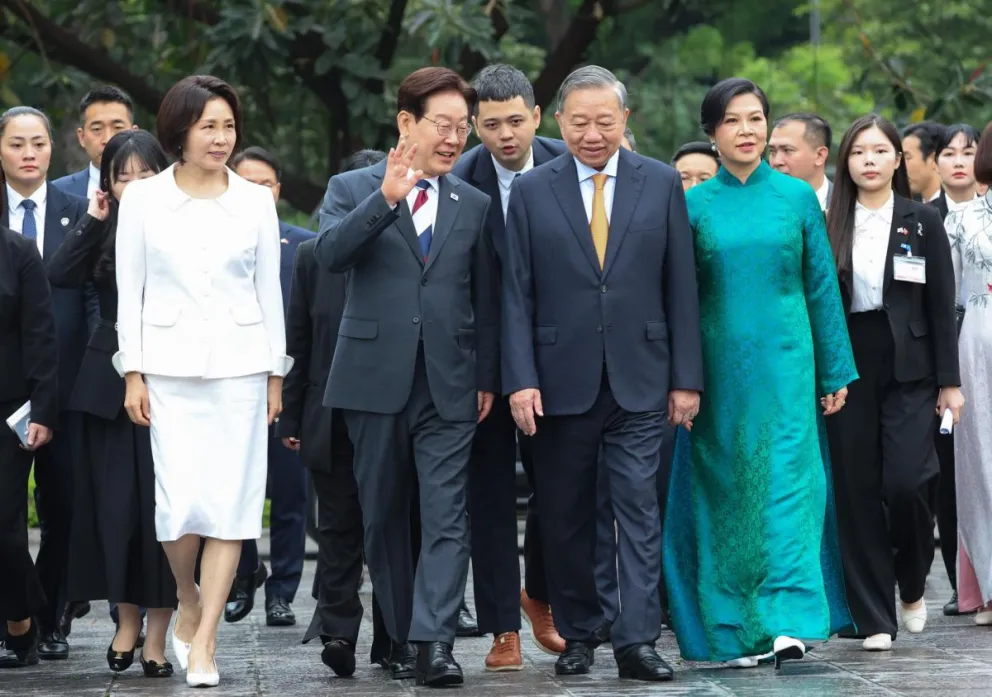 El presidente de Corea del Sur, Lee Jae Myung y el líder del Partido Comunista de Vietnam, To Lam junto a sus esposas en un acto en Hanoi, Vietnam. Foto: EFE 