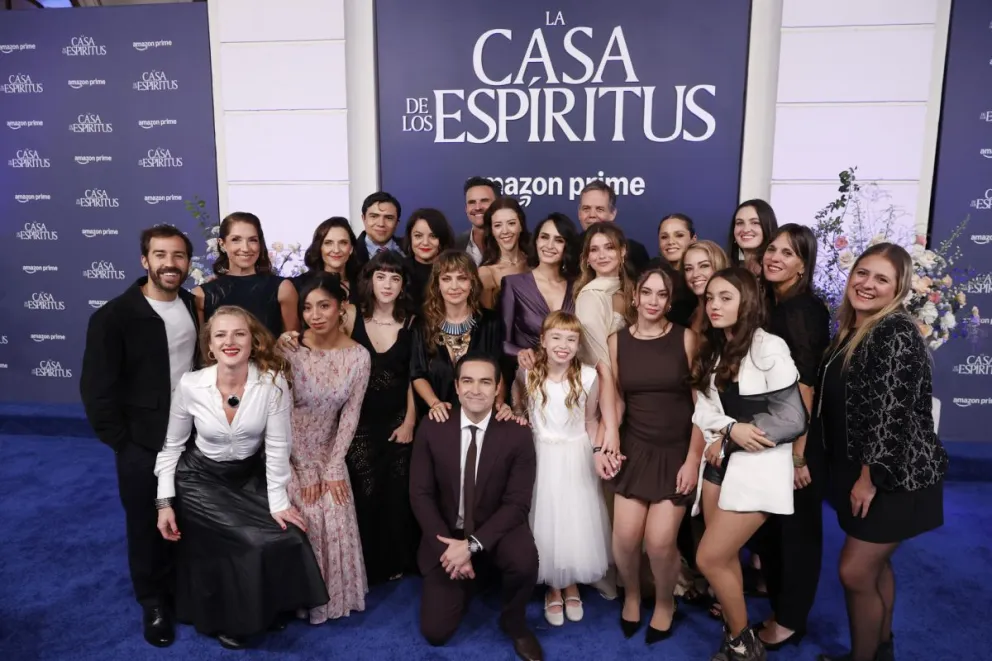 Integrantes del elenco de la serie 'La Casa de los Espíritus' posan este jueves, en el teatro Municipal de Santiago (Chile). Foto: EFE