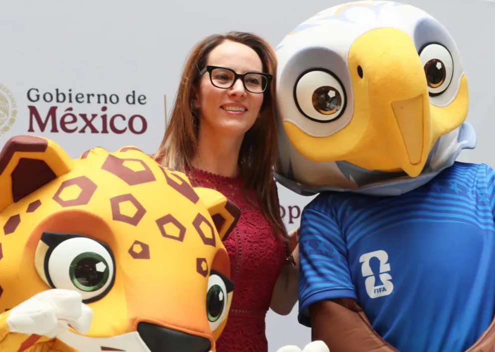 Gabriela Cuevas, representante del gobierno mexicano, posa junto a las mascotas. Foto: EFE