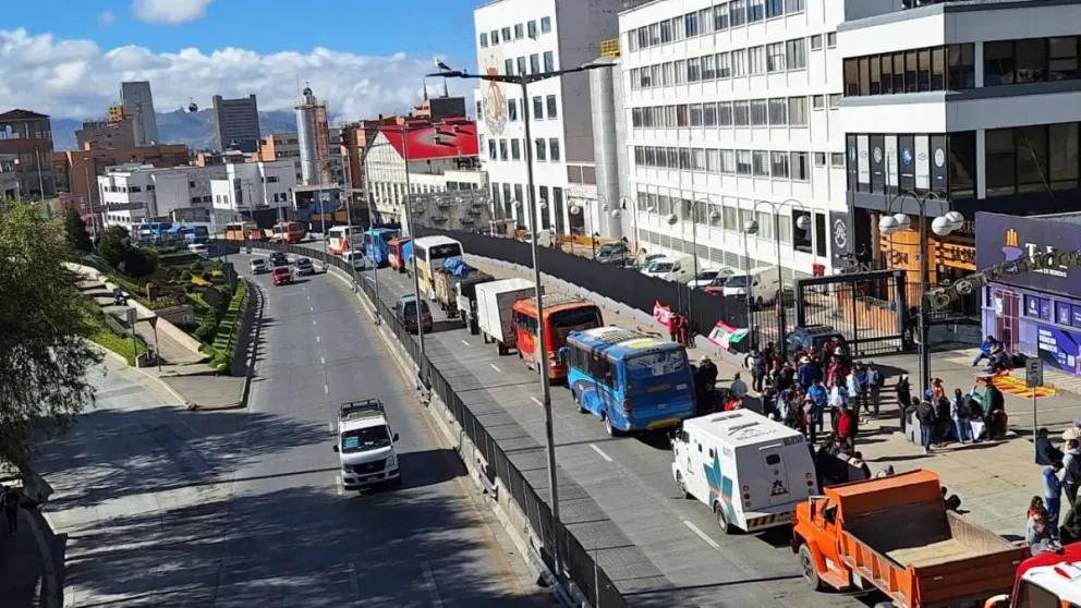Las filas continúan en el centro de La Paz, aunque se registra avance de los motorizados. Foto: Visión 360 