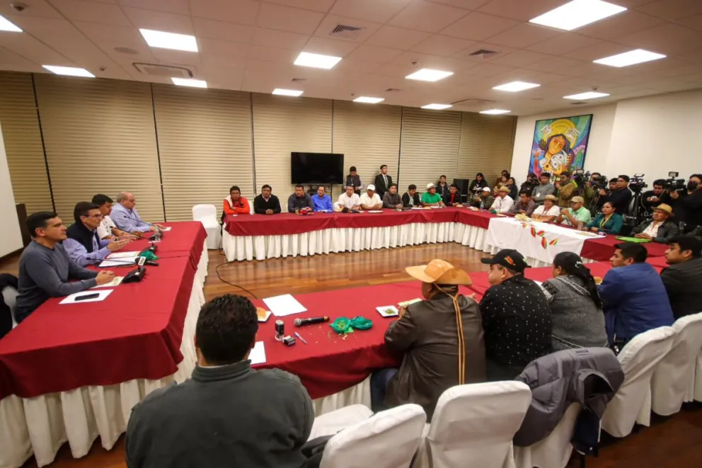 El presidente Rodrigo Paz reunido con dirigentes de la CIDOB. Foto: RRSS de Paz