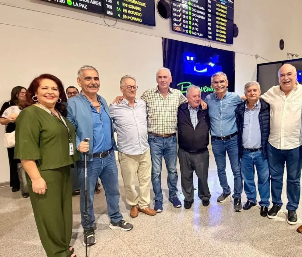 Guido Áñez a su retorno a Bolivia fue recibido por familiares y amigos. Foto: Búnker/Facebook