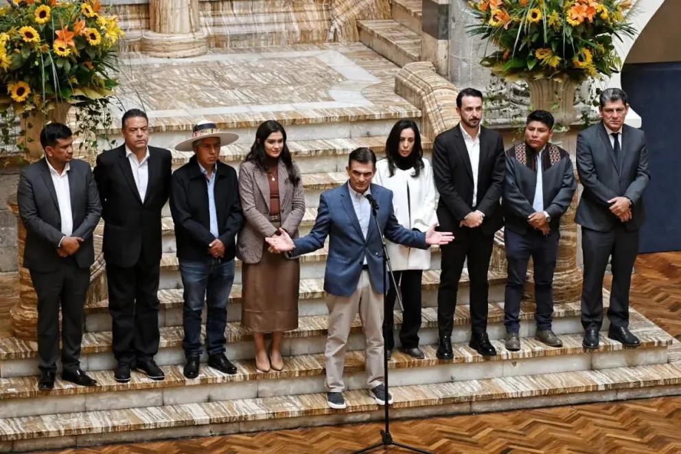 El presidente Rodrigo Paz y los ocho gobernadores. Foto tomada de la cuenta en RRSS del presidente Rodrigo Paz