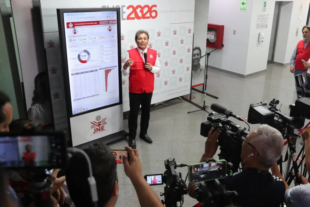 Fotografía del 20 de abril del coordinador legal del gabinete de asesores del JNE, Jorge Valdivia (c), en Lima (Perú). Foto: EFE
