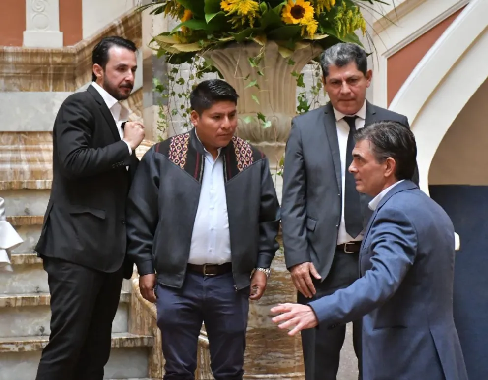 El presidente Rodrigo Paz junto a los gobernadores electos de Santa Cruz, Juan Pablo Velasco; Cochabamba, Leonardo Loza; y Beni, Jesús Egüez Rivero, en Palacio de Gobierno. Foto: APG