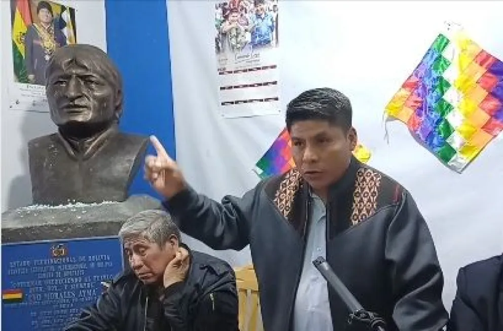 Leonardo Loza anuncia a los militantes de Evo Pueblo en La Paz que trabajará para que Evo Morales vuelva a la Presidencia.