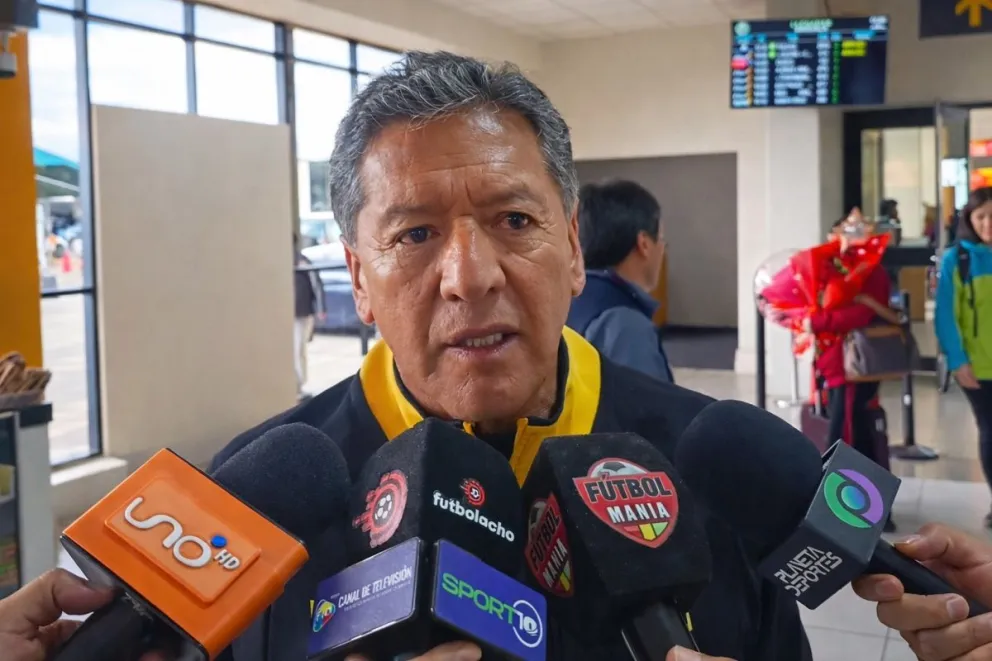 Sixto Vizuete conversa con los periodistas en el aeropuerto de El Alto. Crédito: Ismael Mostajo - Futbolacho